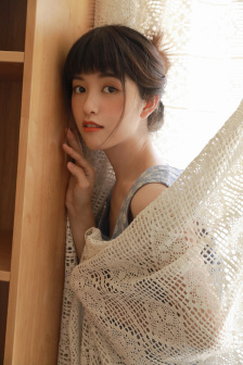 女性高级感白色游泳衣